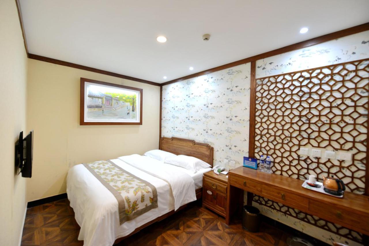 The East Hotel-Very Close To The Drum Tower,The Lama Temple,Houhai Bar Street,And The Forbidden City,There Are Many Old Beijing Traditional Hutongs Around The Hotel ,Experience The Culture Of Old Beijing Hutongs,Near Exit A Of Shichahai On Metro Line מראה חיצוני תמונה