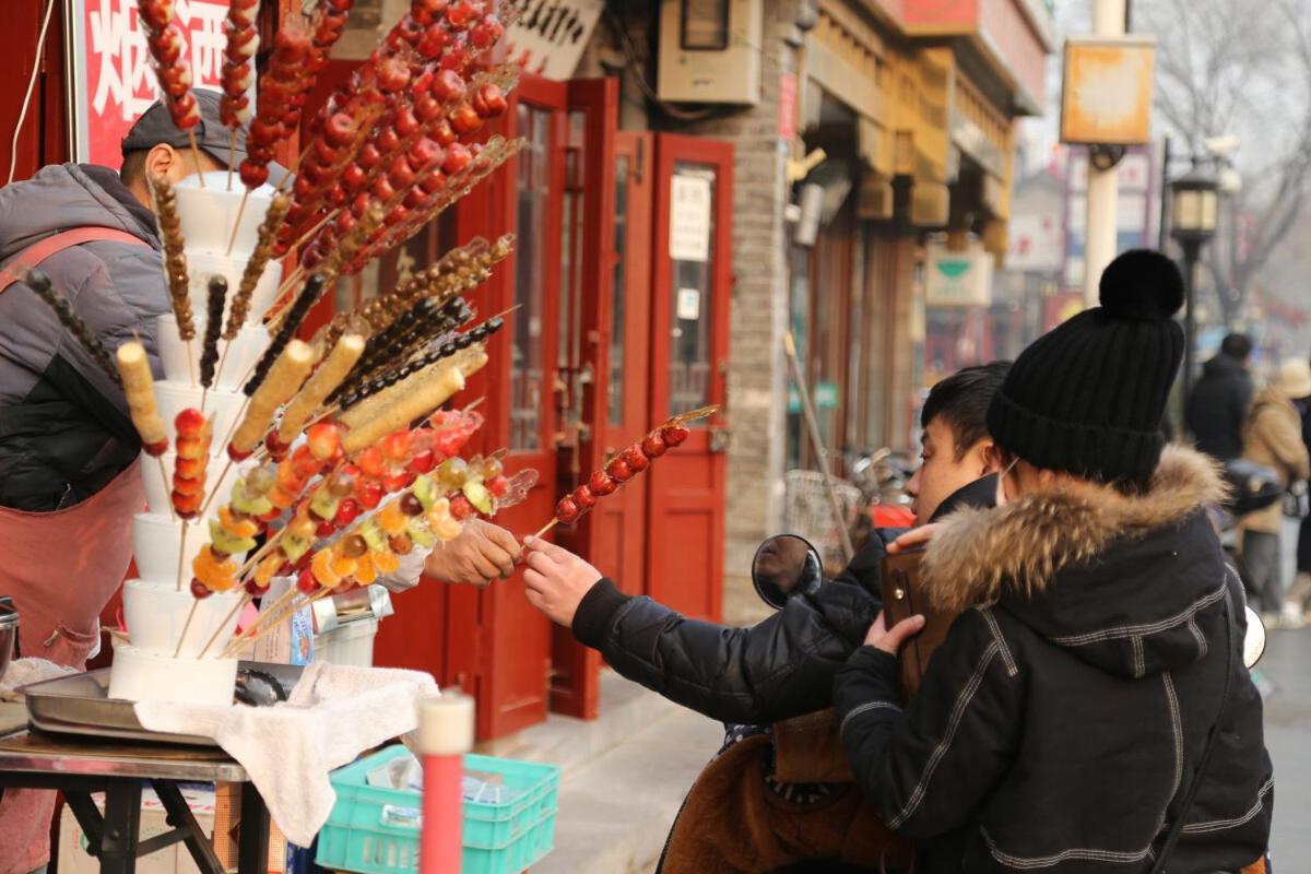 The East Hotel-Very Close To The Drum Tower,The Lama Temple,Houhai Bar Street,And The Forbidden City,There Are Many Old Beijing Traditional Hutongs Around The Hotel ,Experience The Culture Of Old Beijing Hutongs,Near Exit A Of Shichahai On Metro Line מראה חיצוני תמונה