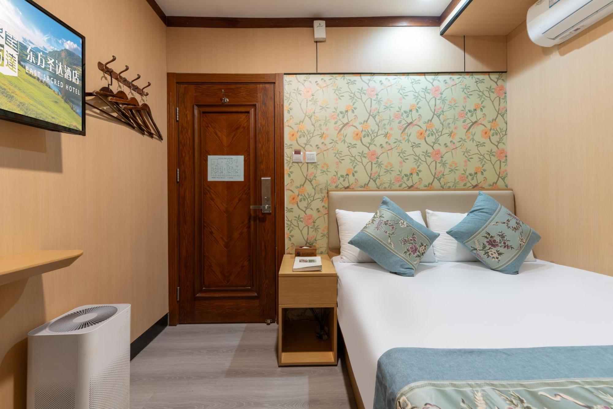 The East Hotel-Very Close To The Drum Tower,The Lama Temple,Houhai Bar Street,And The Forbidden City,There Are Many Old Beijing Traditional Hutongs Around The Hotel ,Experience The Culture Of Old Beijing Hutongs,Near Exit A Of Shichahai On Metro Line מראה חיצוני תמונה