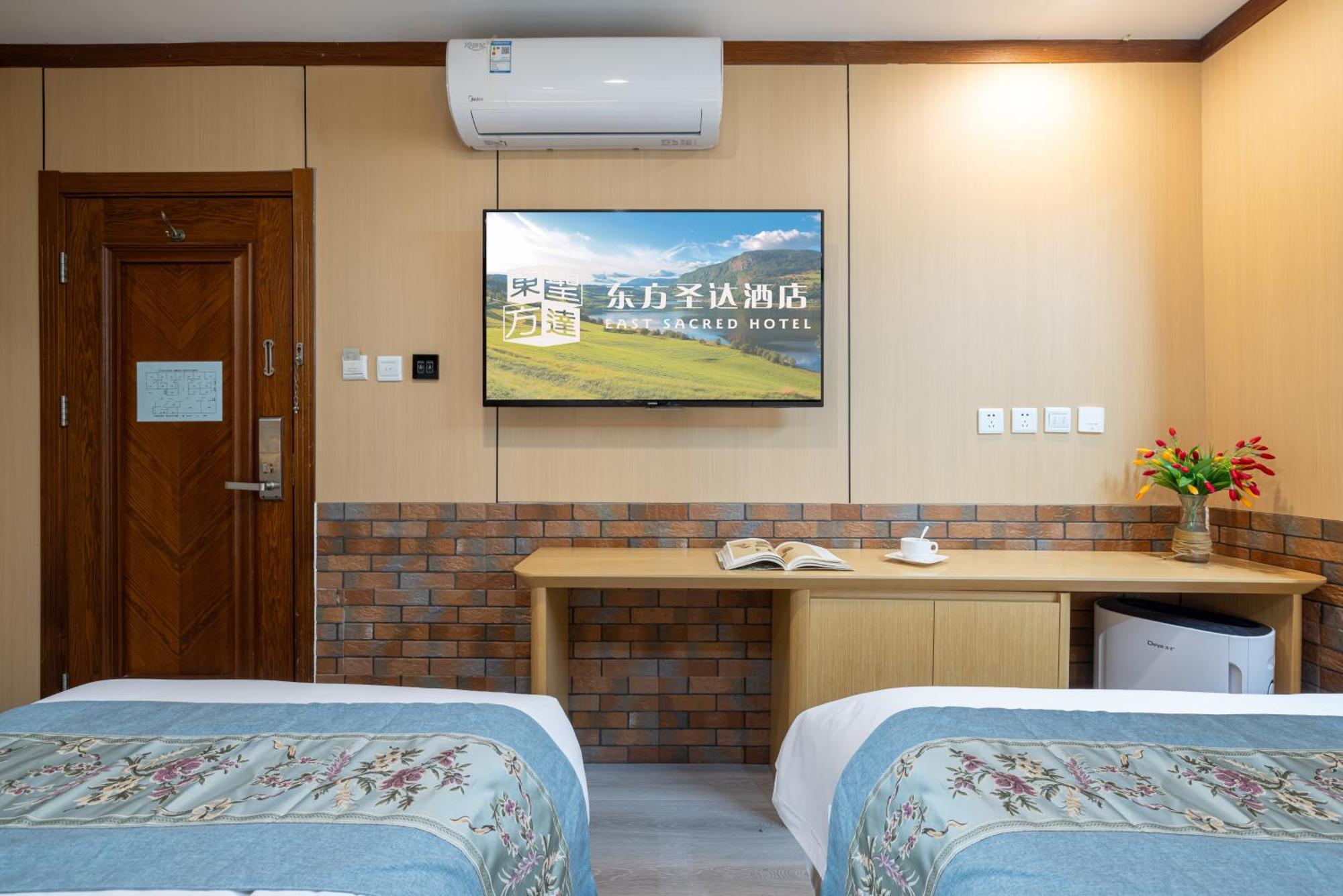 The East Hotel-Very Close To The Drum Tower,The Lama Temple,Houhai Bar Street,And The Forbidden City,There Are Many Old Beijing Traditional Hutongs Around The Hotel ,Experience The Culture Of Old Beijing Hutongs,Near Exit A Of Shichahai On Metro Line מראה חיצוני תמונה