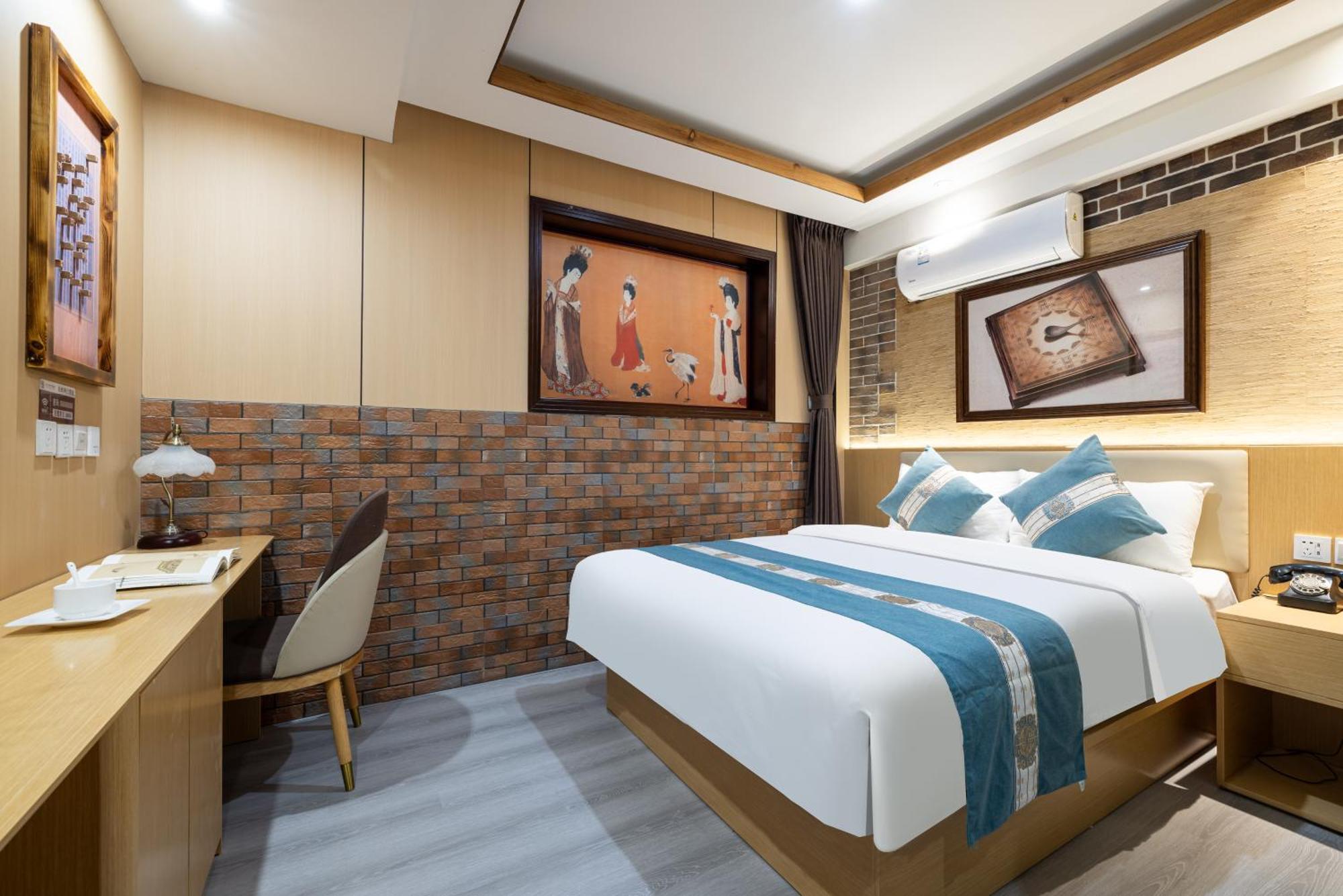 The East Hotel-Very Close To The Drum Tower,The Lama Temple,Houhai Bar Street,And The Forbidden City,There Are Many Old Beijing Traditional Hutongs Around The Hotel ,Experience The Culture Of Old Beijing Hutongs,Near Exit A Of Shichahai On Metro Line מראה חיצוני תמונה