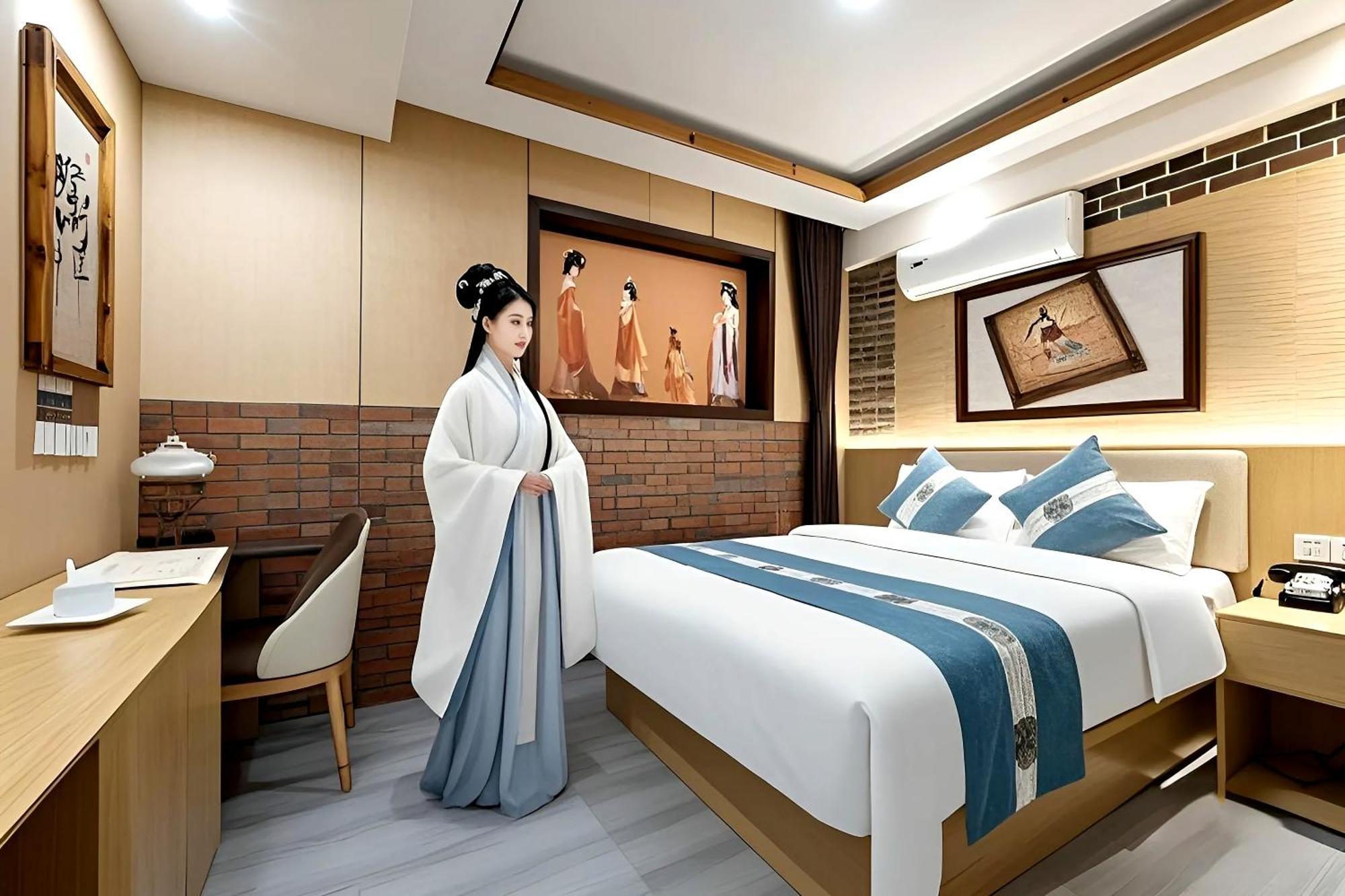 The East Hotel-Very Close To The Drum Tower,The Lama Temple,Houhai Bar Street,And The Forbidden City,There Are Many Old Beijing Traditional Hutongs Around The Hotel ,Experience The Culture Of Old Beijing Hutongs,Near Exit A Of Shichahai On Metro Line מראה חיצוני תמונה
